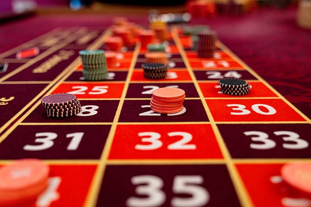 Live Ceme Online table on direkturtoto 2 showing dealer, player positions, and betting interface
