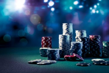 Live Sakong table on direkturtoto 2 showing dealer, player positions, betting interface, and pot display